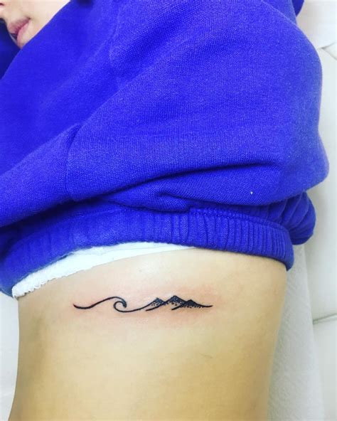 tatuajes de mujer en las costillas|8 diseños con significado que puedes tatuarte en las。